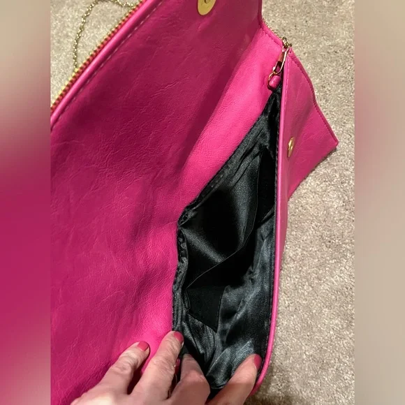 Pink clutch/purse. Snap closure. Gold shoulder removable chain. Zipper design - Picture 5 of 8